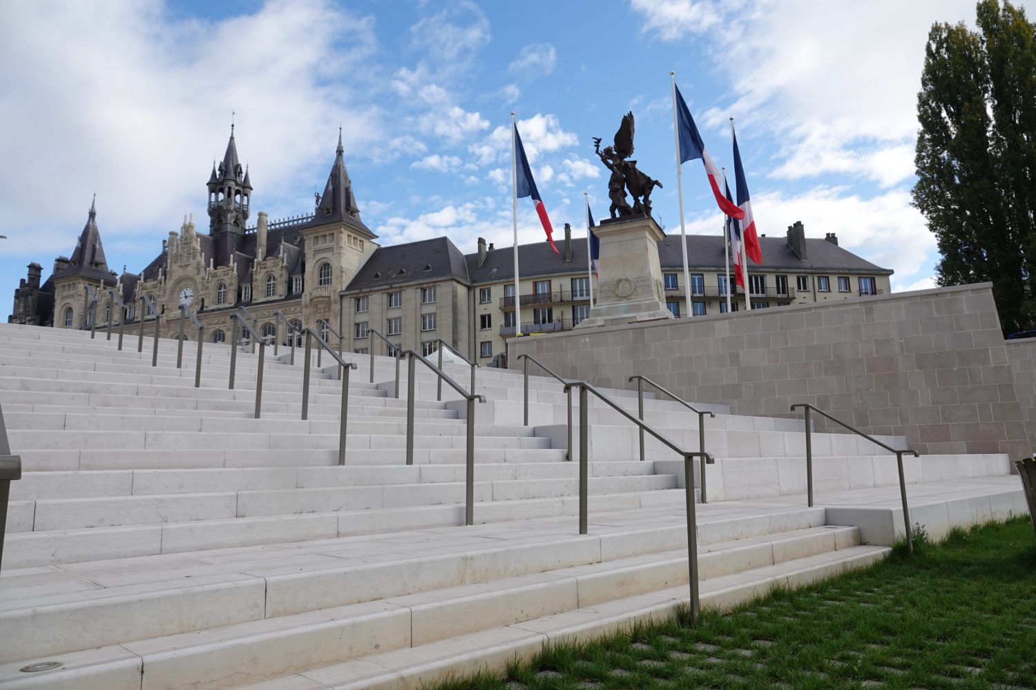 Zoom sur notre réalisation de marches pour l'accès au parvis de l'hôtel de ville depuis le bord de Meuse