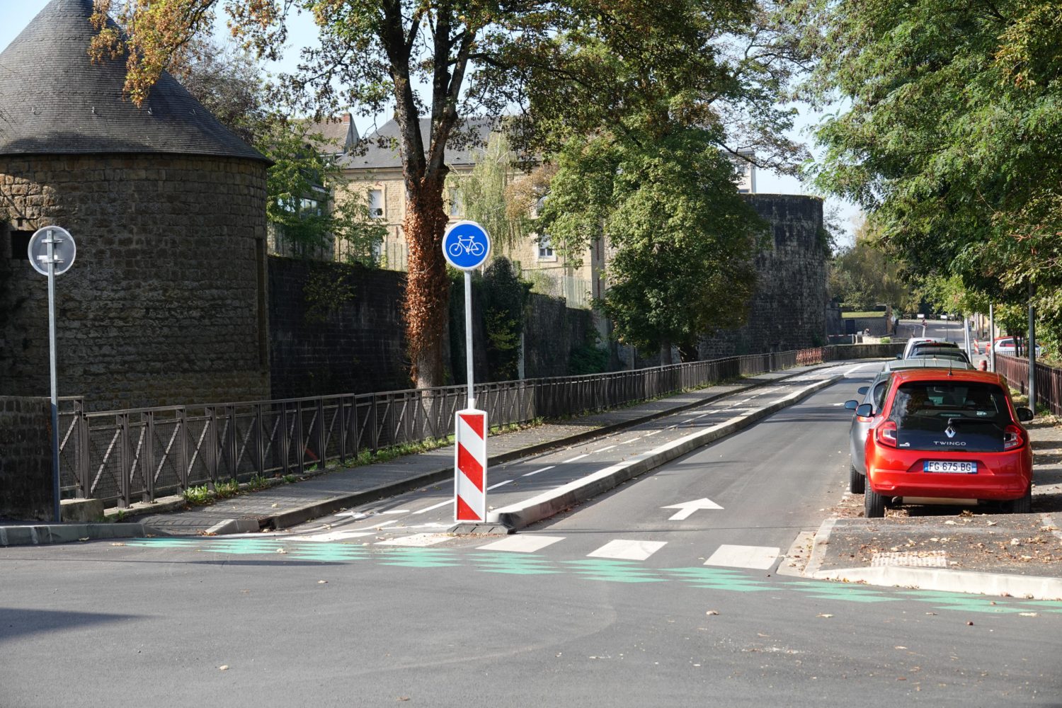 Réalisation de pistes cyclables (ici à Charleville-Mézières)