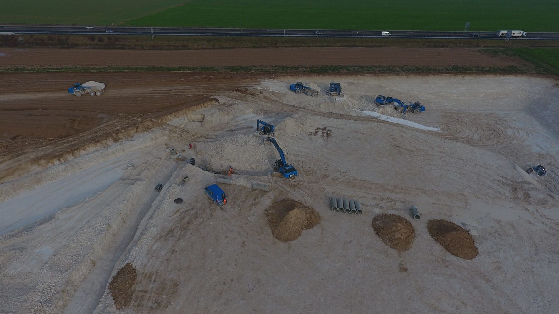 Terrassement grande masse, chantier AMAZON à Boves