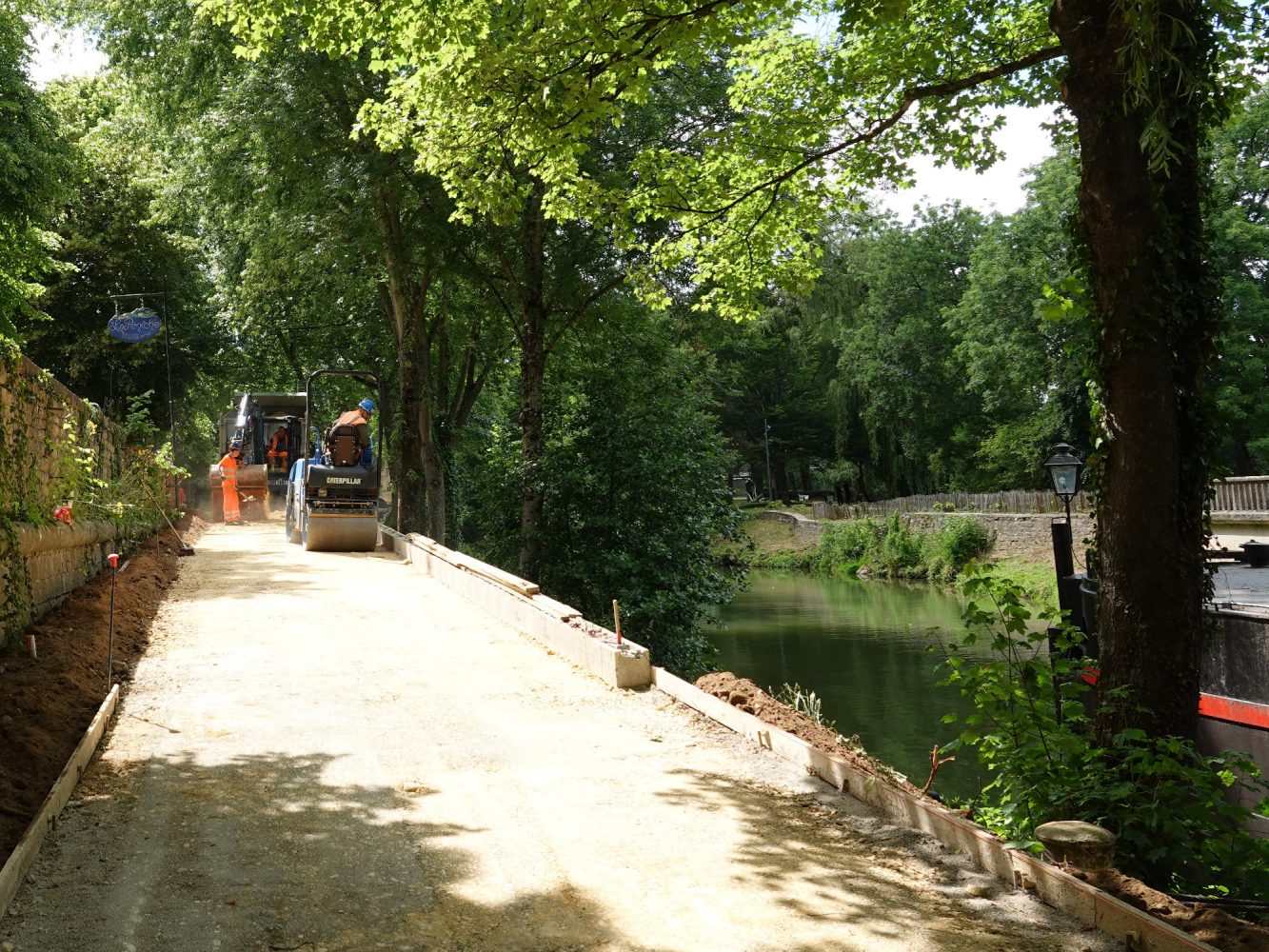 Aménagement des berges, photo à proximité de la "péniche" de Charleville-Mézières