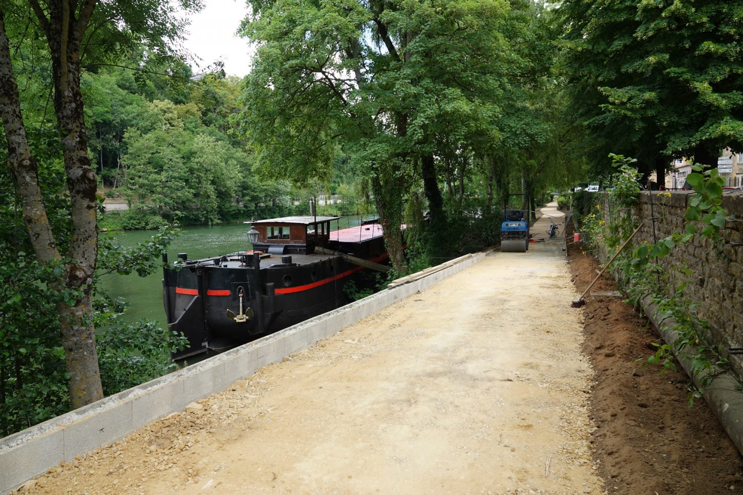 Aménagement des berges, photo à proximité de la "péniche" de Charleville-Mézières