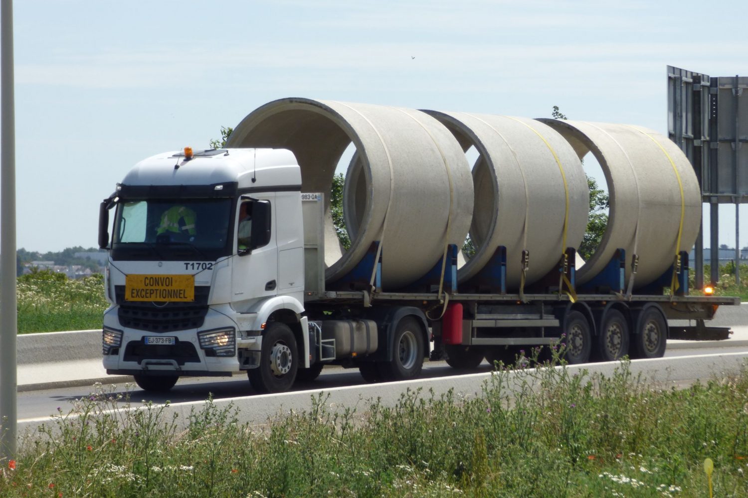 Convoi exceptionnel Tuyaux d'assainissement sur chantier de Wissou